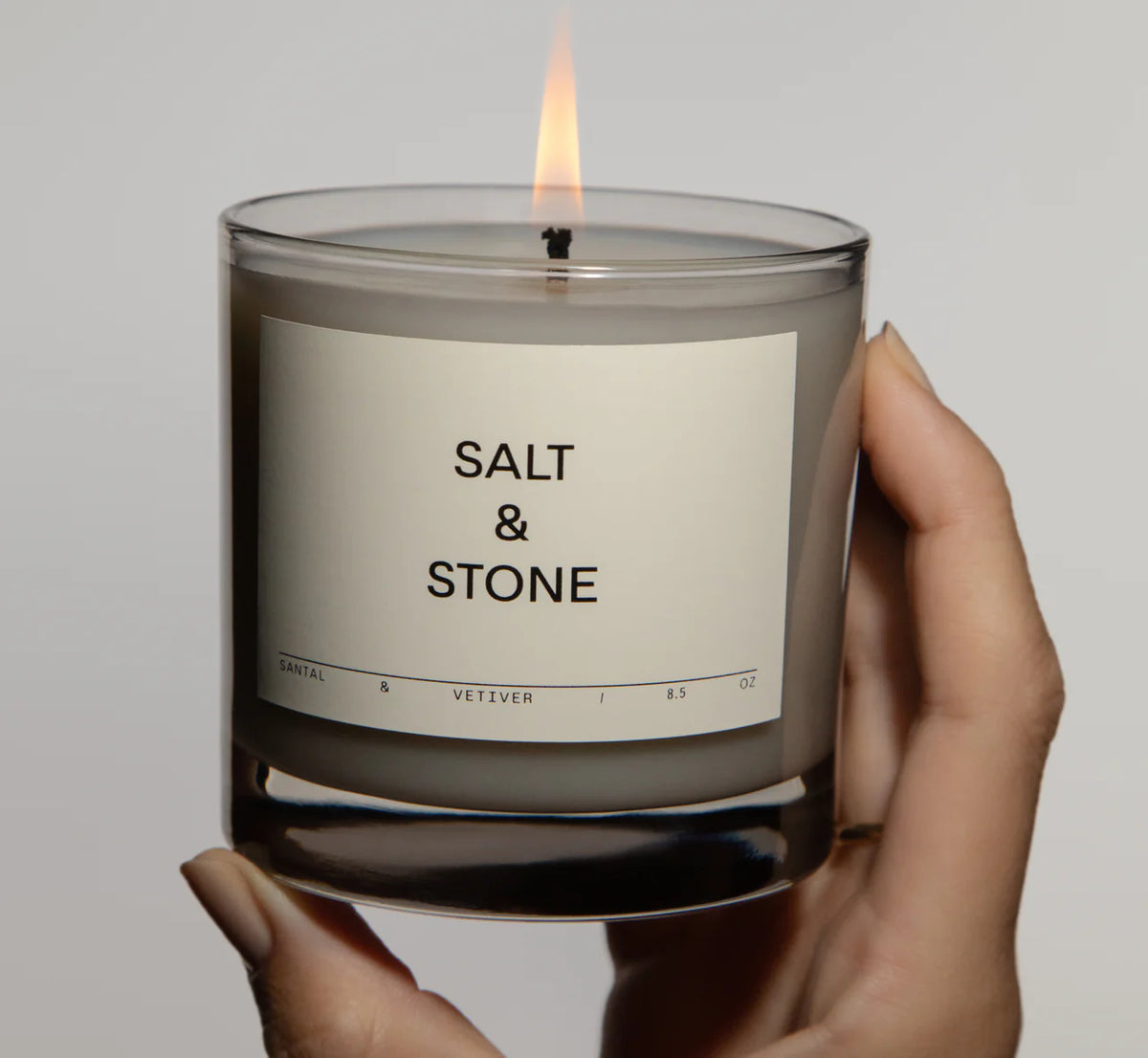 Salt & Stone Candela profumata - Santal & Vetiver 240 gr ambiente