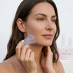 Care for Skin Facial Cups in gebruik op de hals