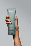 Alpha-H Clear Skin Face & Body Wash tubetto in mano