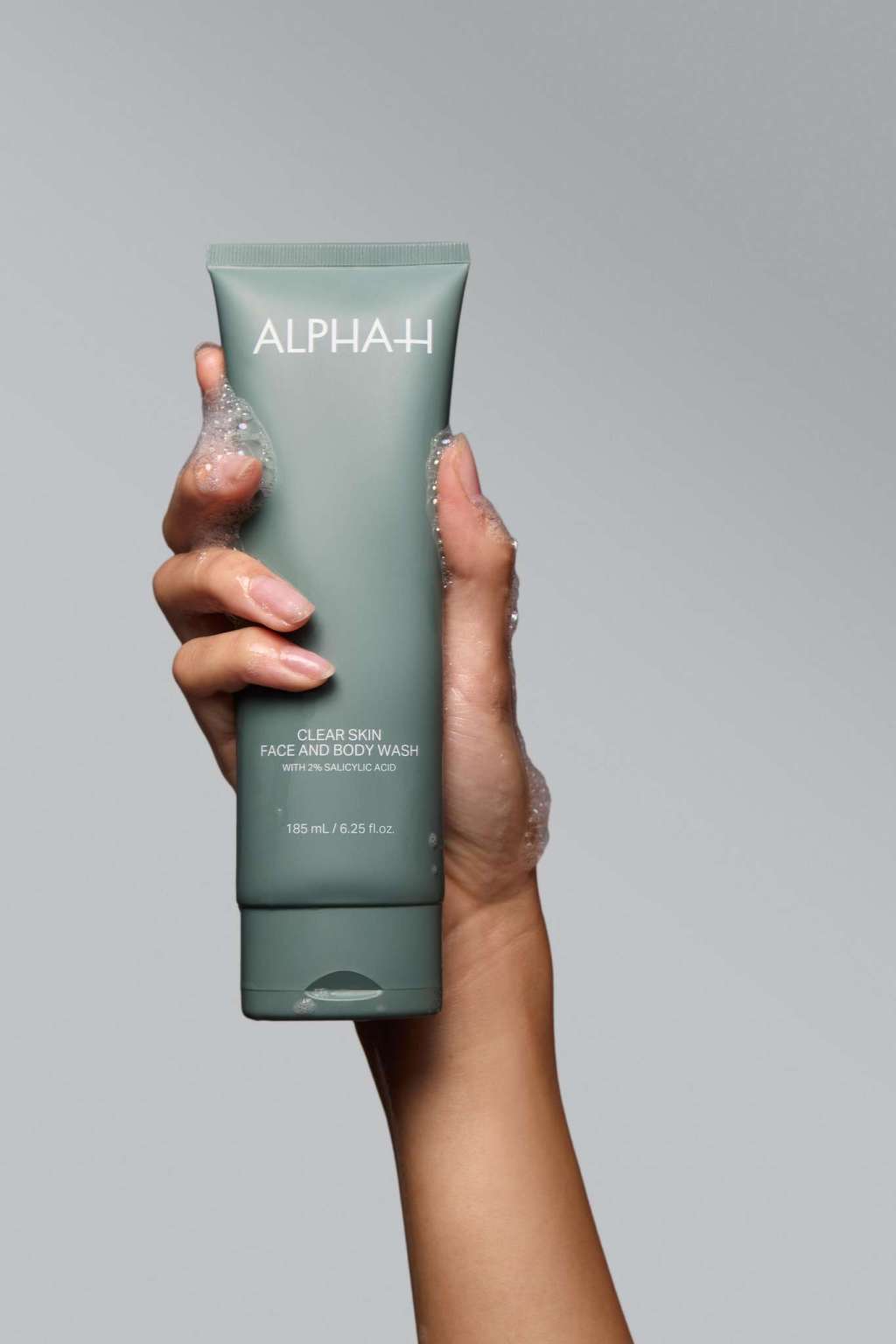 Alpha-H Clear Skin Face & Body Wash tubetto in mano