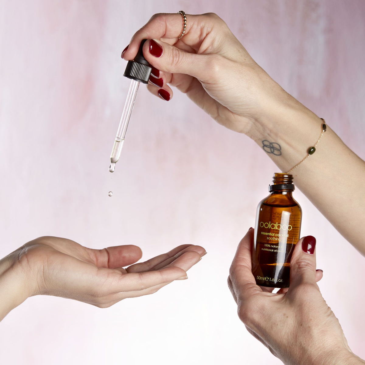 Oolaboo Essential Cocktail Soothing gocce dalla pipetta sulla mano