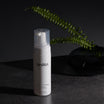 Medik8 Gentle Cleanse flacone su sfondo scuro con felce