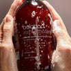 Oolaboo Super Foodies Happy Hand Soap flacone tra le mani con schiuma di sapone