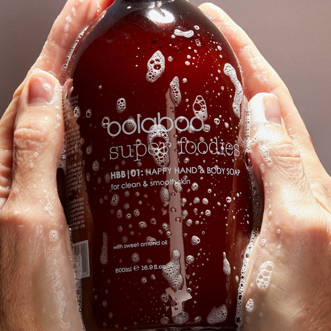 Oolaboo Super Foodies Happy Hand Soap flacone tra le mani con schiuma di sapone