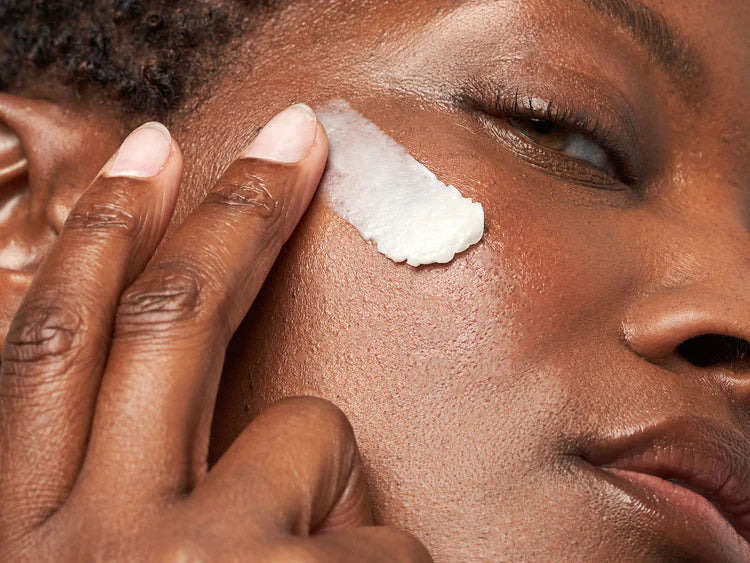 Image Skincare AGELESS+ Retinol - Overnight Masque 0.5% Retinol Complex 50g texture sulla pelle
