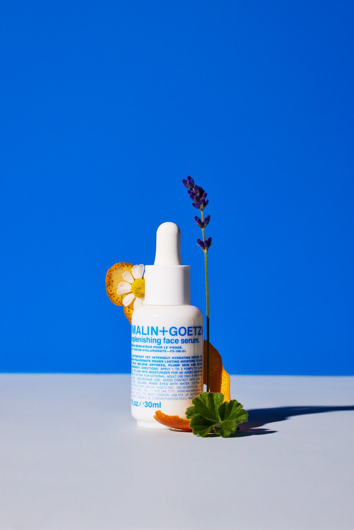 Malin+Goetz Replenishing Face Serum ambiente con camomilla