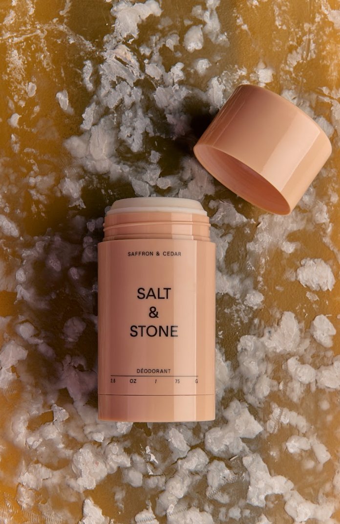 Salt & Stone Natural Deodorant Saffron & Cedar 75gr ambiente 1