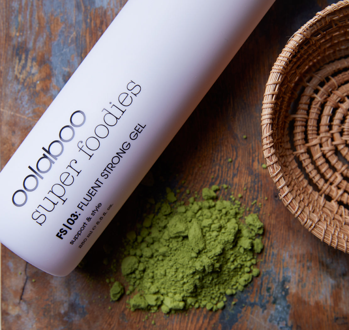 Oolaboo Super Foodies Fluent Strong Gel con polvere di matcha su legno