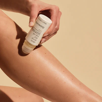 This Works Skin Deep Dry Leg Oil Roll-on sfeer2
