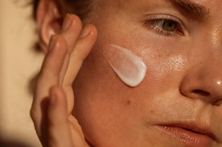 Alpha-H Balancing Cleanser applicato sulla pelle