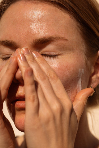 Alpha-H Balancing Cleanser pulizia del viso con le mani