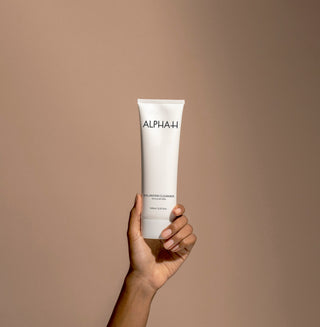 Alpha-H Balancing Cleanser tubo in mano
