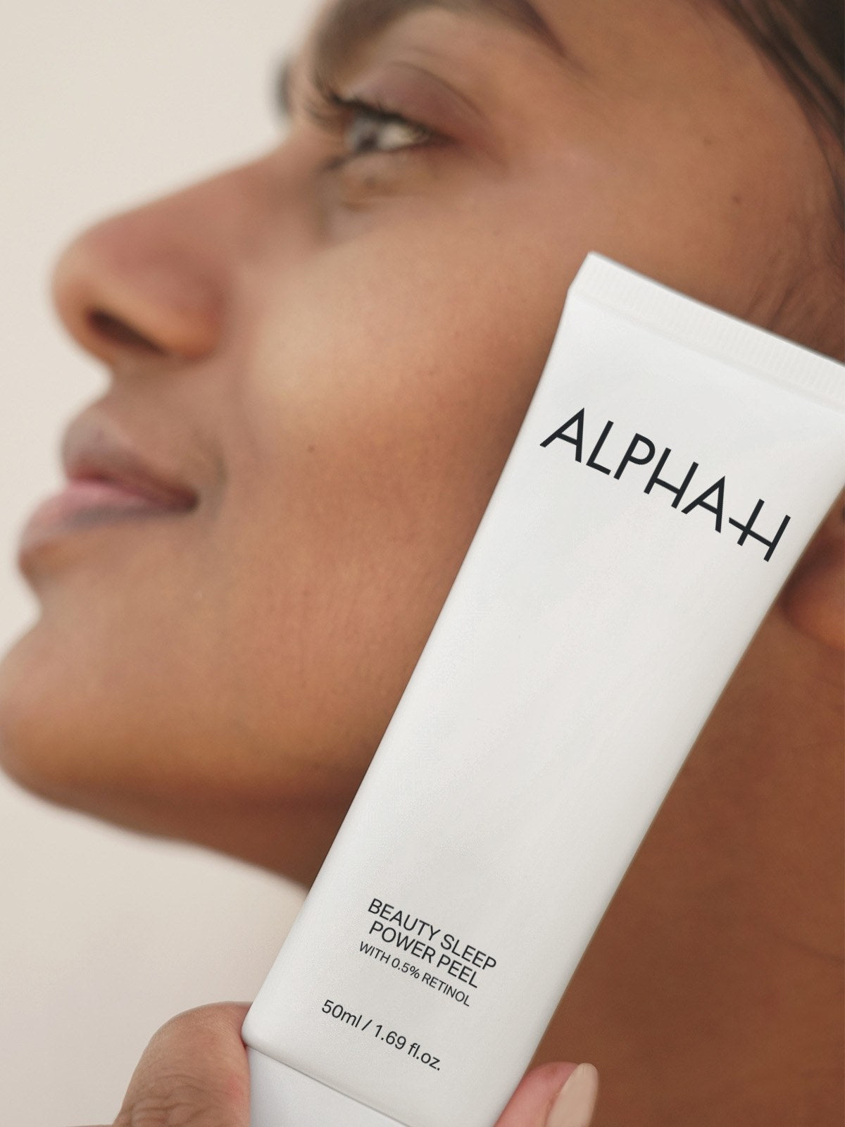 Alpha-H Beauty Sleep Power Peel tubo accanto al viso