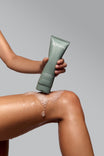 Alpha-H Clear Skin Face & Body Wash schiuma sulla gamba