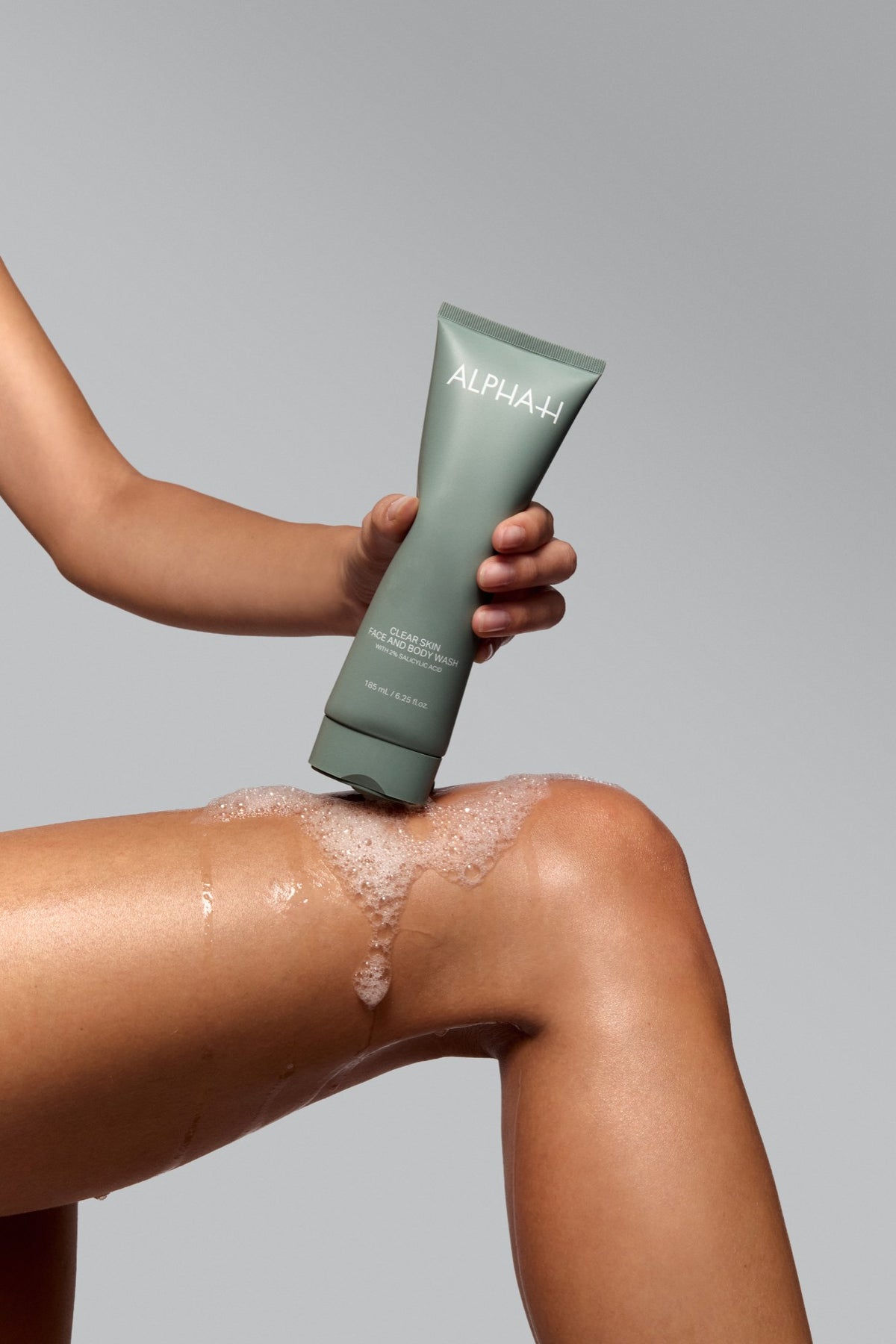 Alpha-H Clear Skin Face & Body Wash schiuma sulla gamba