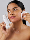 Alpha-H Clear Skin Tonic applicazione con dischetto di cotone
