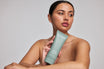 Alpha-H Daily Dose Multivitamin Body Serum modella con il tubo