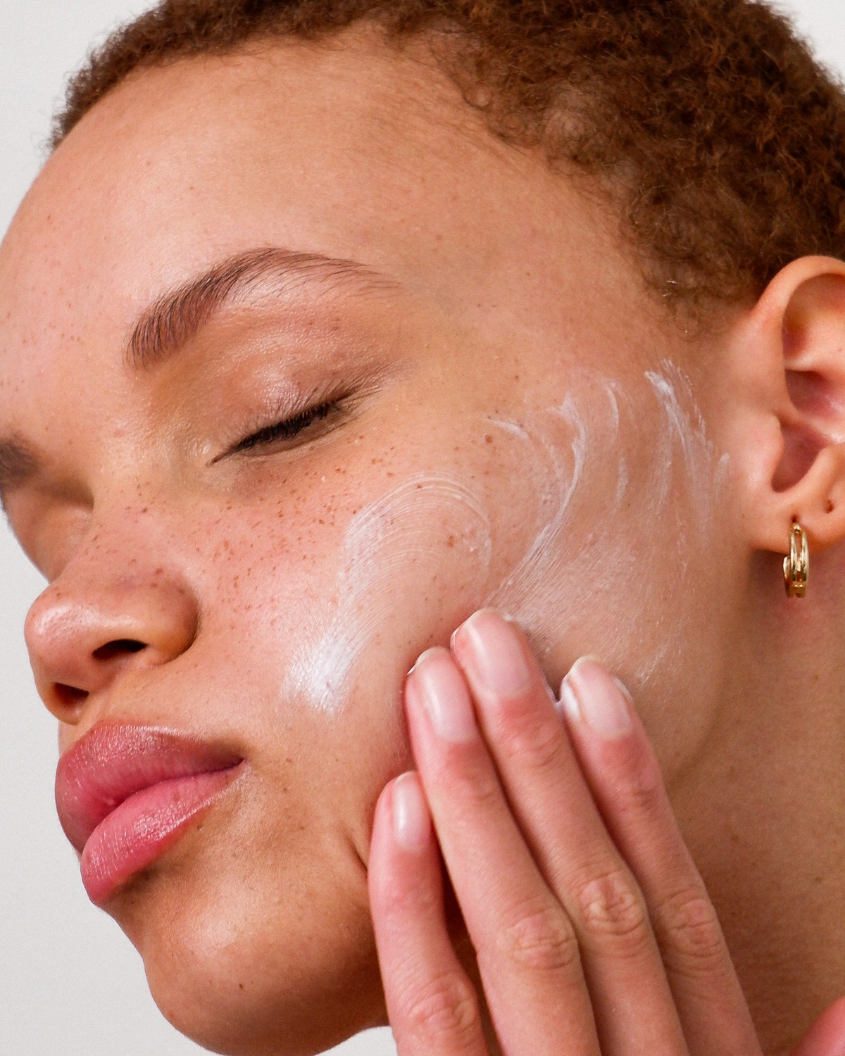 Alpha-H Daily Essential Moisturiser SPF50 applicato sul viso