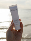 Alpha-H Daily Essential Moisturiser SPF50 tubo in riva al mare