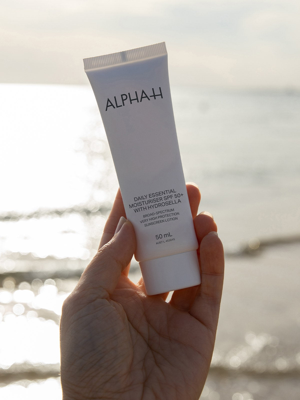Alpha-H Daily Essential Moisturiser SPF50 tubo in riva al mare