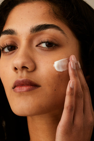 Alpha-H Essential Hydration Cream modella che applica la crema