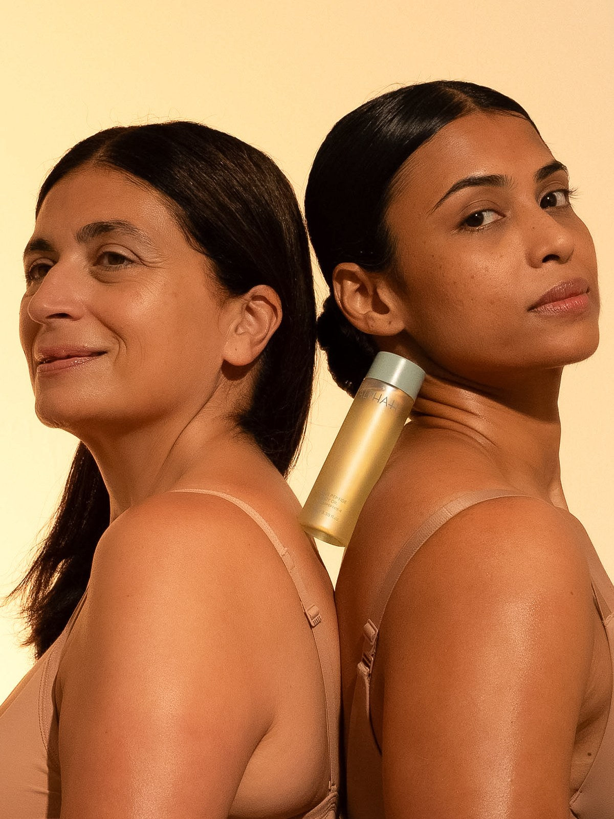 Alpha-H Firming Peptide Body Oil due modelle con il flacone