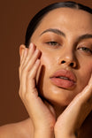 Alpha-H Golden Haze Face Oil modella con pelle luminosa