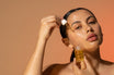 Alpha-H Golden Haze Face Oil applicazione dell'olio con il contagocce