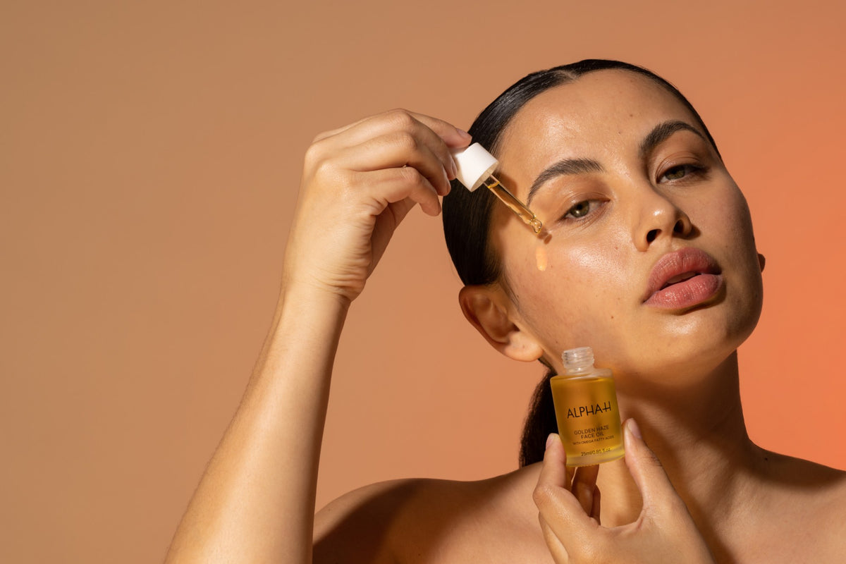Alpha-H Golden Haze Face Oil applicazione dell'olio con il contagocce