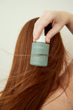 Alpha-H Healthy Scalp Exfoliating Treatment flacone tra i capelli