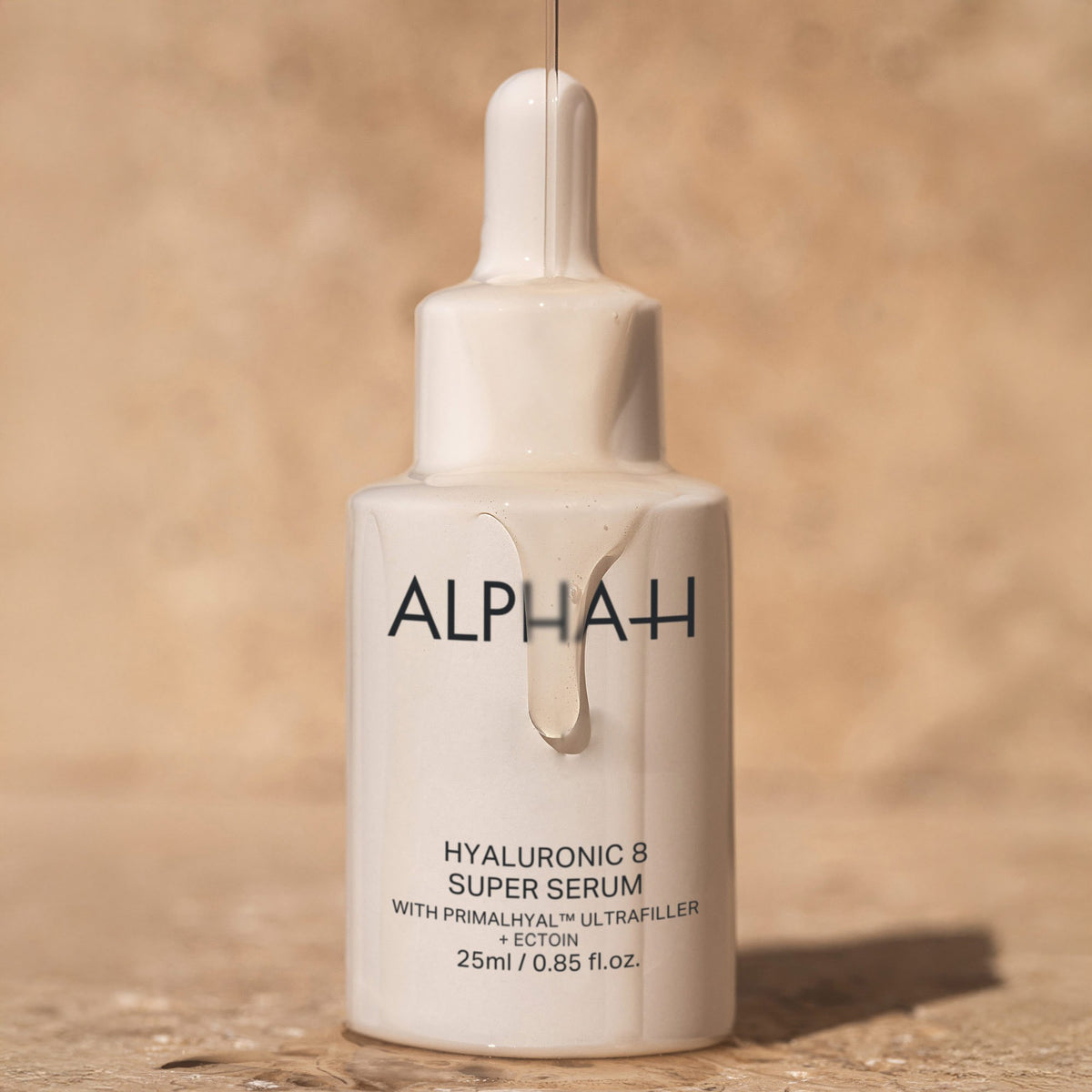 Alpha-H Hyaluronic 8 Super Serum flacone su pietra arenaria