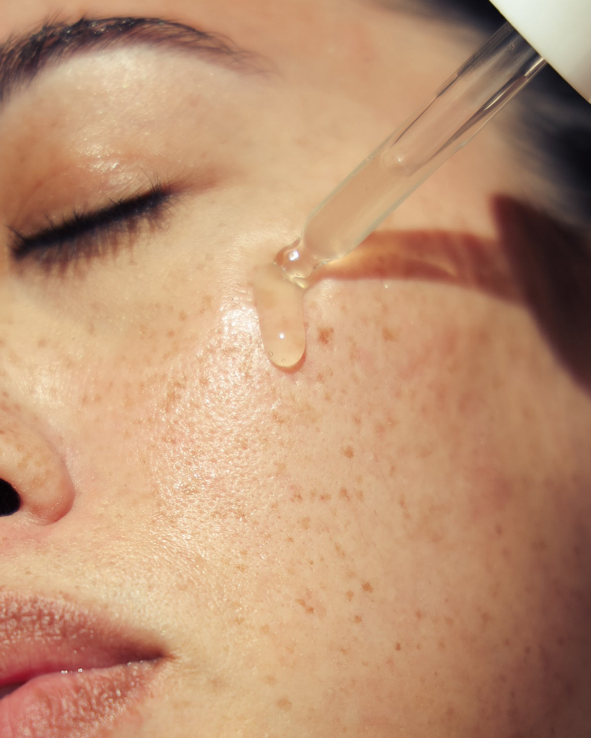 Alpha-H Hyaluronic 8 Super Serum applicazione del siero con il contagocce