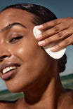 Alpha-H Liquid Gold Exfoliating Treatment applicazione con dischetto di cotone