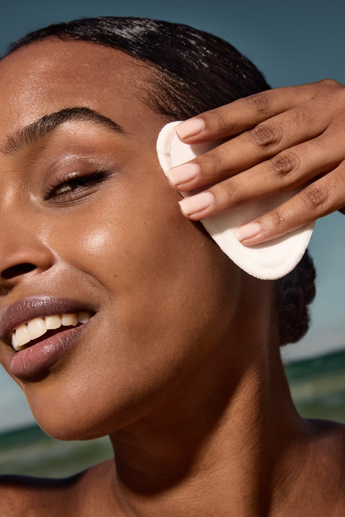 Alpha-H Liquid Gold Exfoliating Treatment applicazione con dischetto di cotone