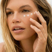 Alpha-H Liquid Gold Firming Eye Cream modella con la crema sotto gli occhi
