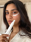Alpha-H Liquid Gold Firming Eye Cream modella con il tubo