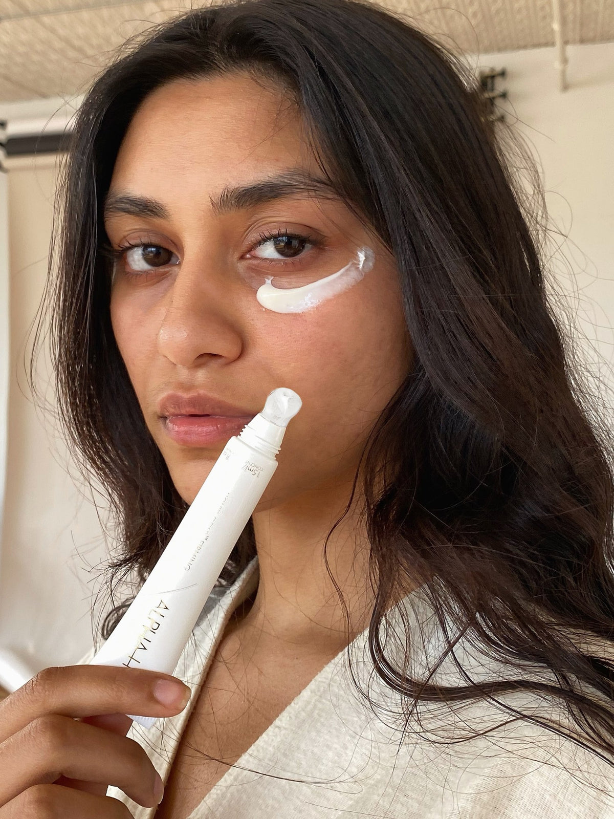 Alpha-H Liquid Gold Firming Eye Cream modella con il tubo