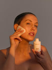 Alpha-H Liquid Gold + Vitamin C Exfoliating Treatment modella con dischetto di cotone
