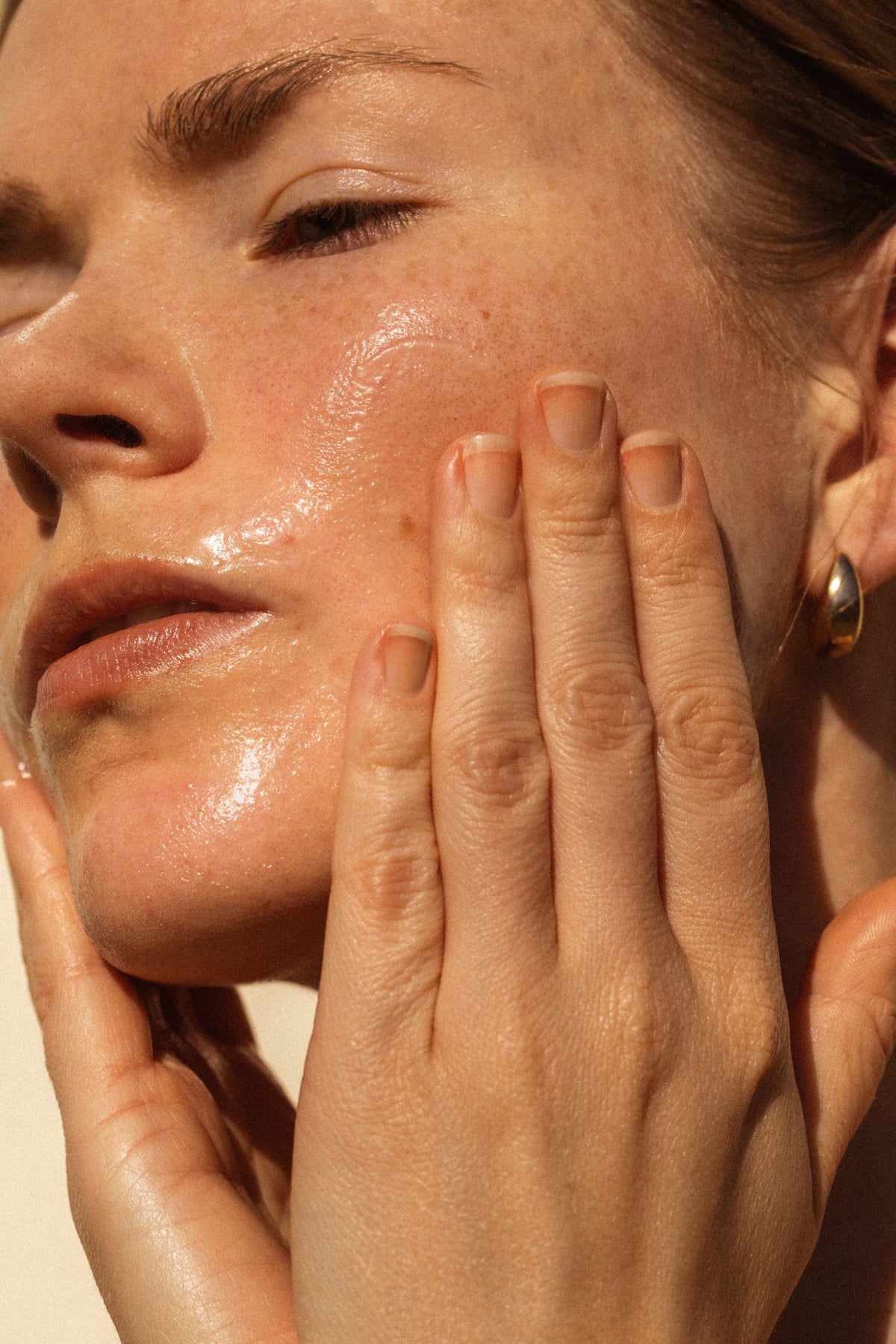 Alpha-H Melting Moment Cleansing Balm modella con pelle detersa
