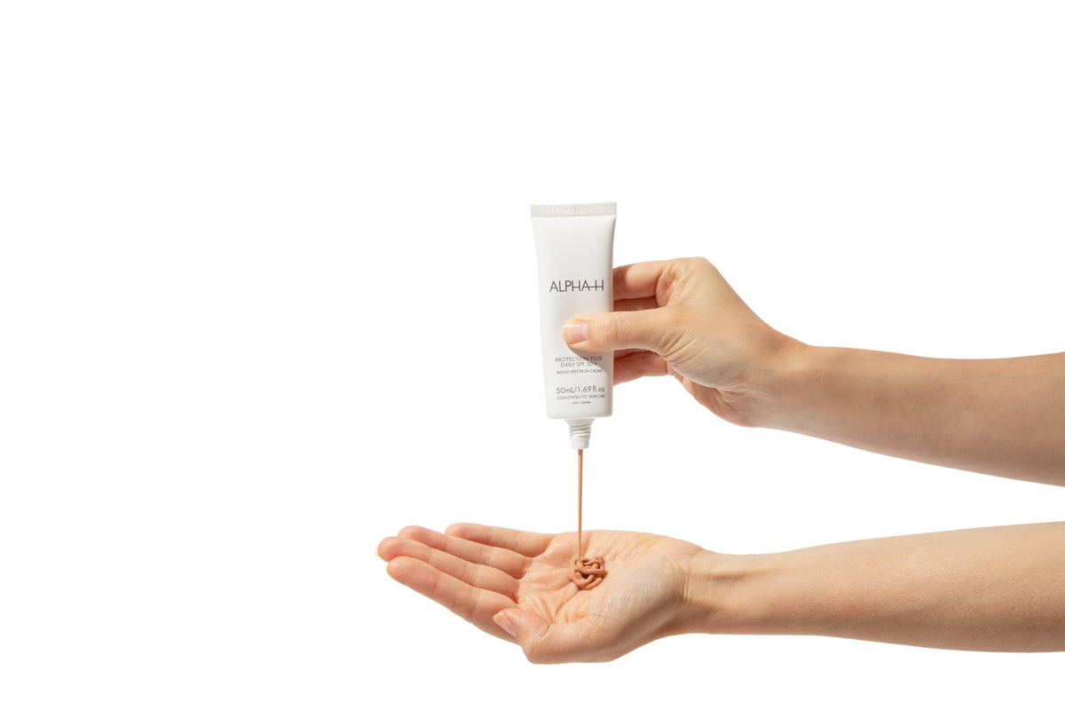 Alpha-H Protection Plus Daily SPF50+ crème in de handpalm