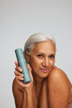 Alpha-H Retinol Reboot Exfoliating Body Treatment modella con il flacone