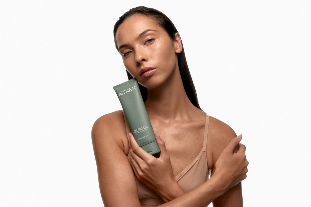 Alpha-H Smoothing AHA Face and Body Scrub modella con il tubo