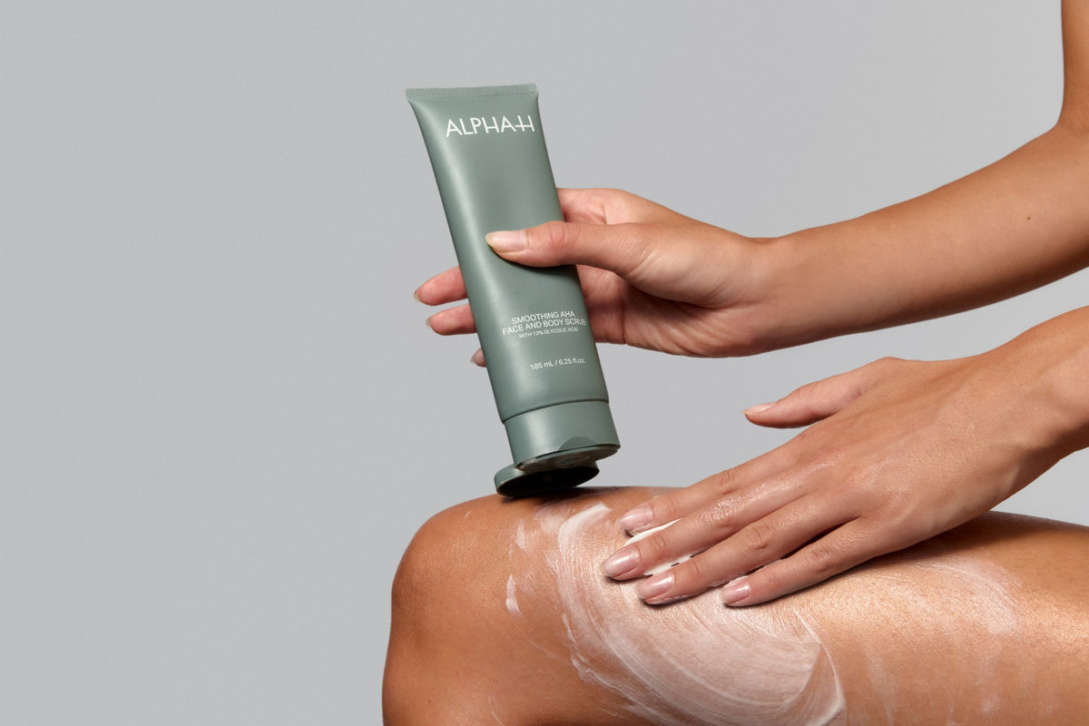 Alpha-H Smoothing AHA Face and Body Scrub applicazione dello scrub sulla gamba