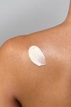 Alpha-H Smoothing AHA Face and Body Scrub scrub op de schouder