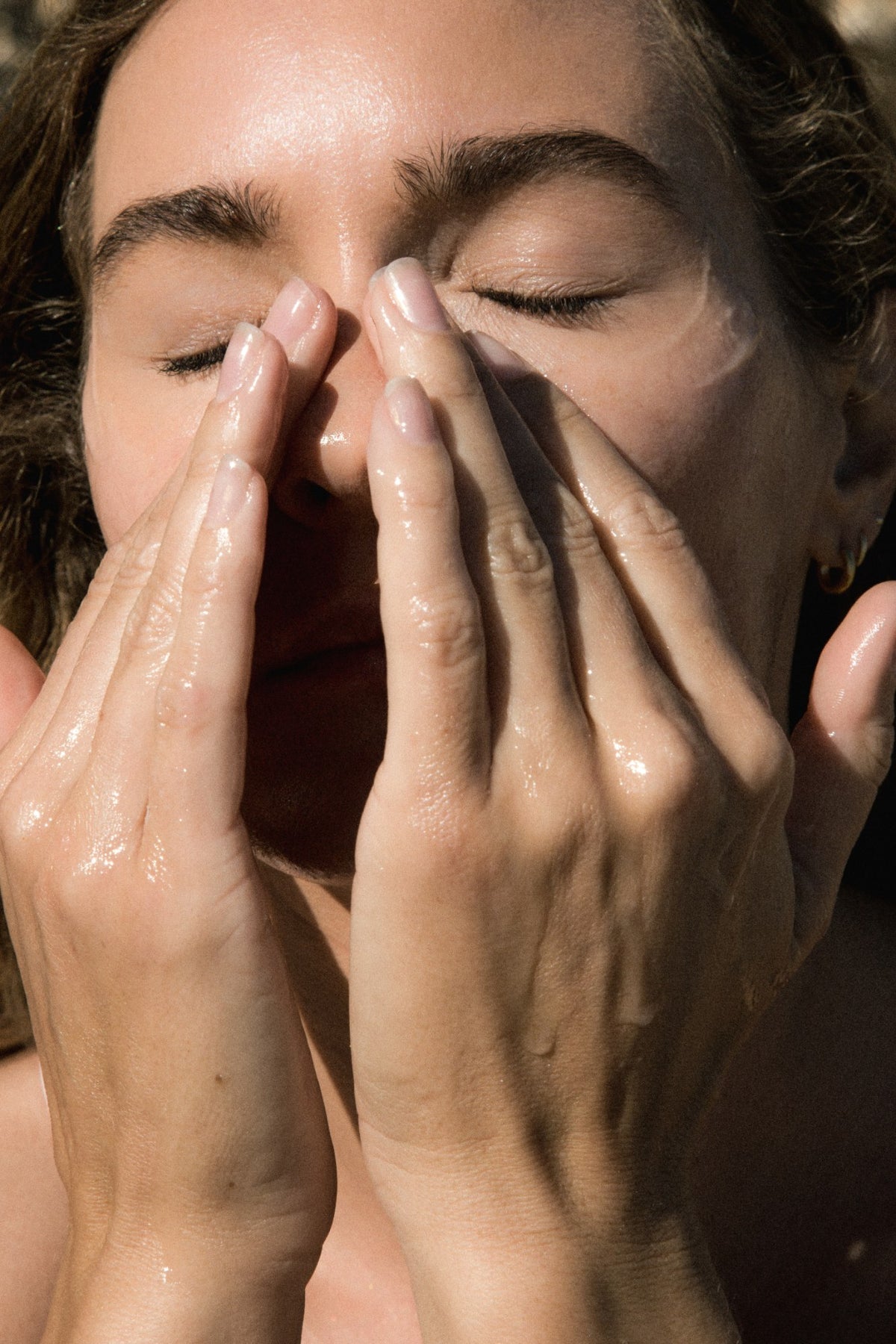 Alpha-H Triple Action Cleanser detersione del viso con le mani