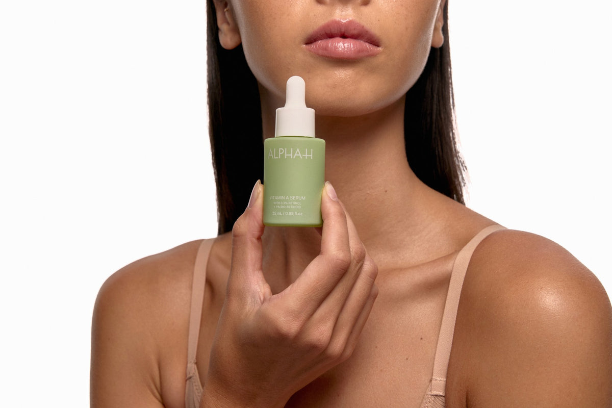 Alpha-H Vitamin A Serum modella con il flacone