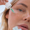 Alpha-H Vitamin B Serum applicazione del siero con il contagocce