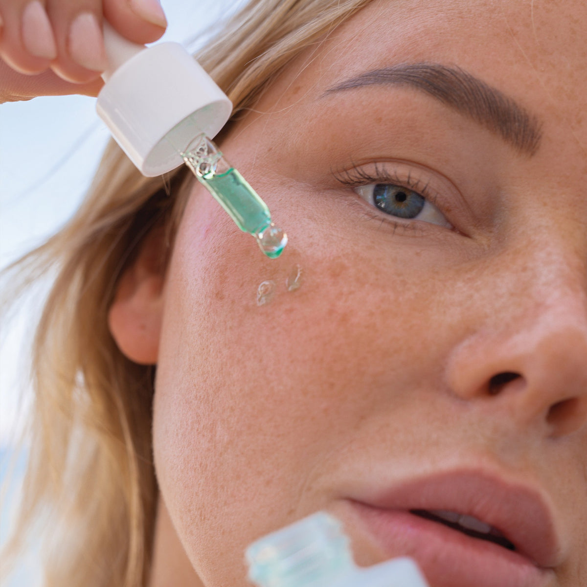 Alpha-H Vitamin B Serum applicazione del siero con il contagocce