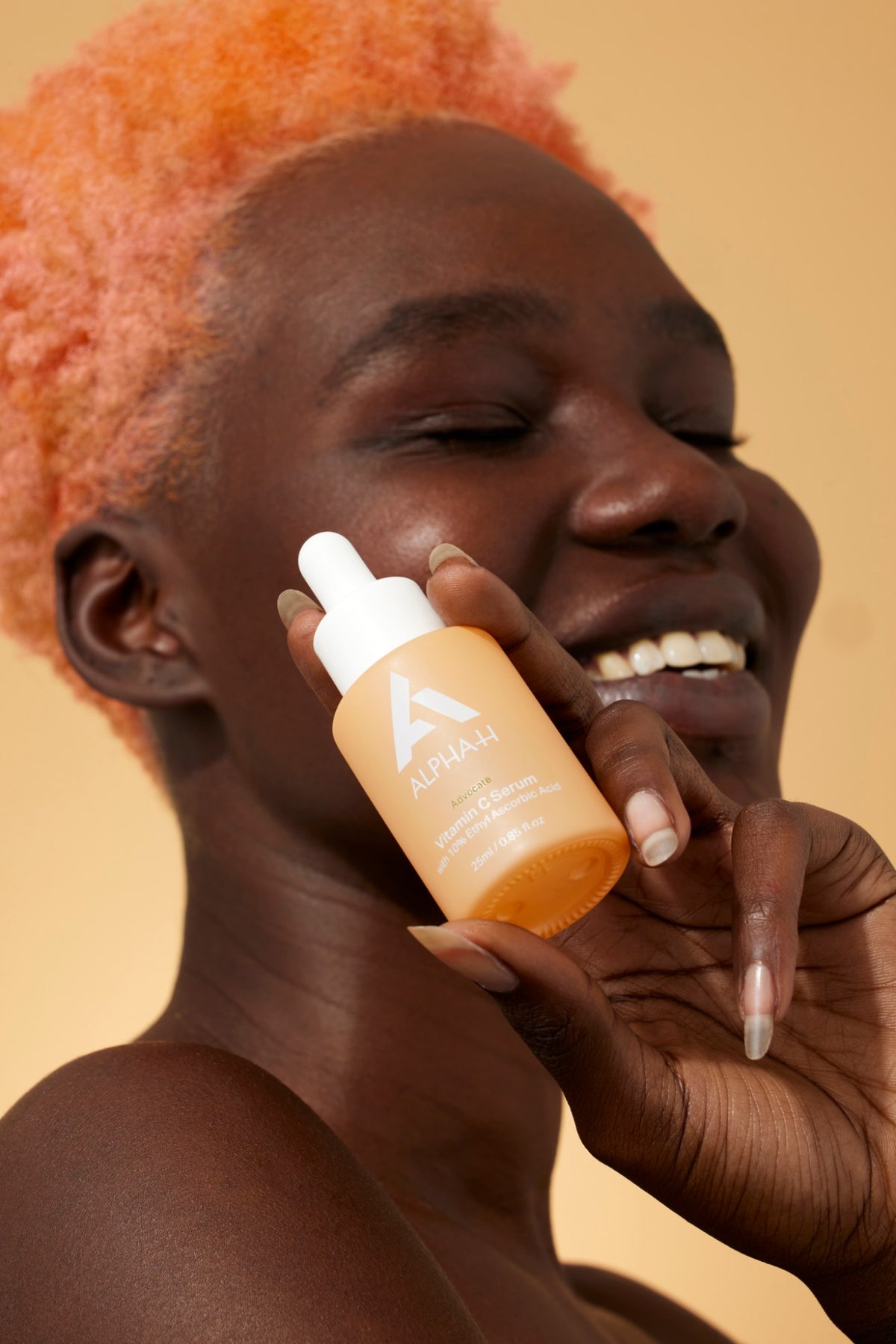 Alpha-H Vitamin C Serum modella con il flacone