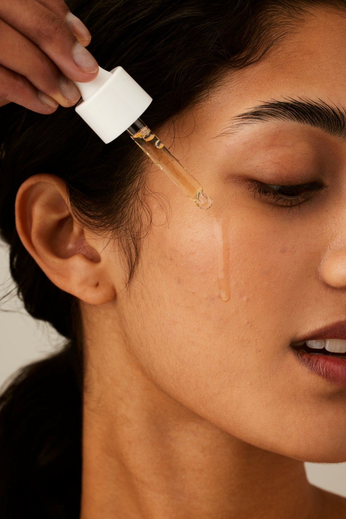 Alpha-H Vitamin C Serum applicazione del siero con il contagocce